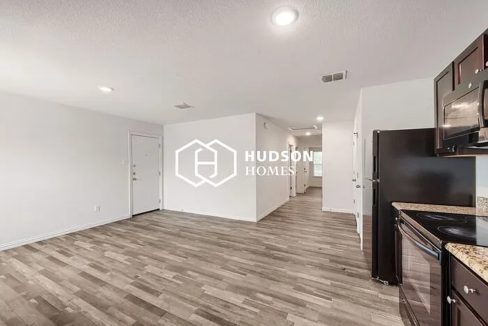 3 bed, 1.0 bath, 838 sqft, $1,025 — Photo 4