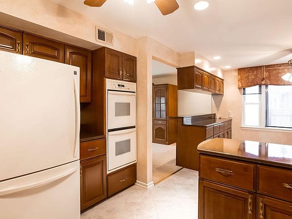 5th image of 1139 Community Dr