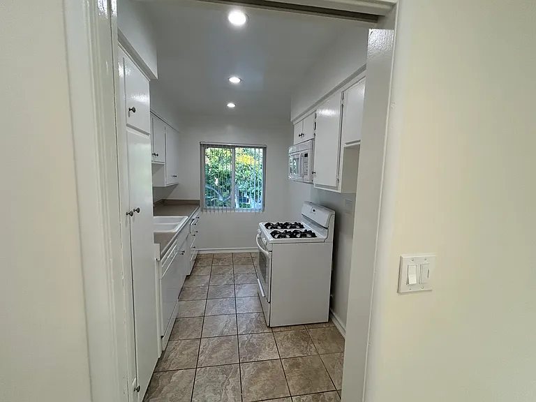251 N El Molino Ave #8 — Photo 7