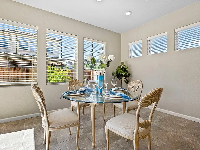 734 Carver Pl — Photo 3