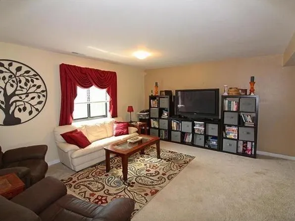 326 Carmel Woods Dr, Ballwin, MO 63021