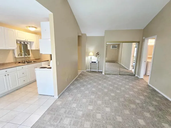 704 Old Settlers Trl APT 5, Hopkins, MN 55343