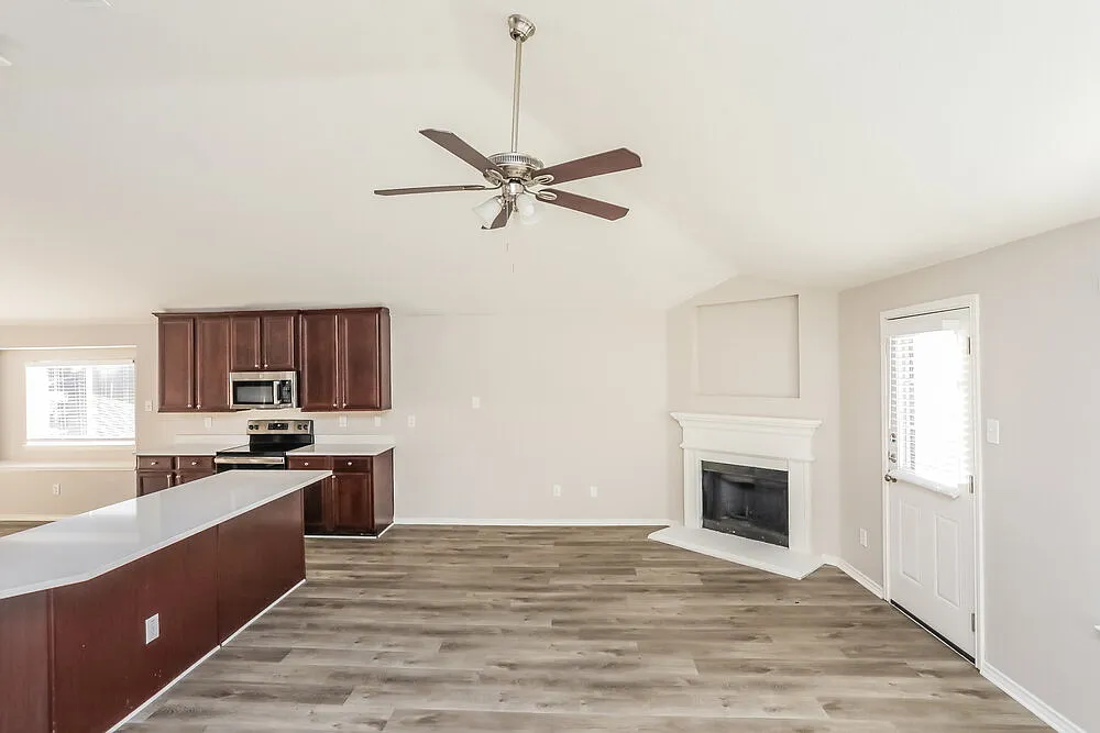 3 bed, 2.0 bath, 1661 sqft, $1,900 — Photo 4