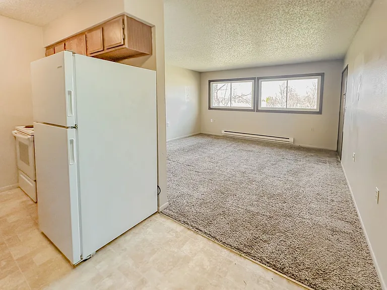 408 E Dawn St — Photo 3