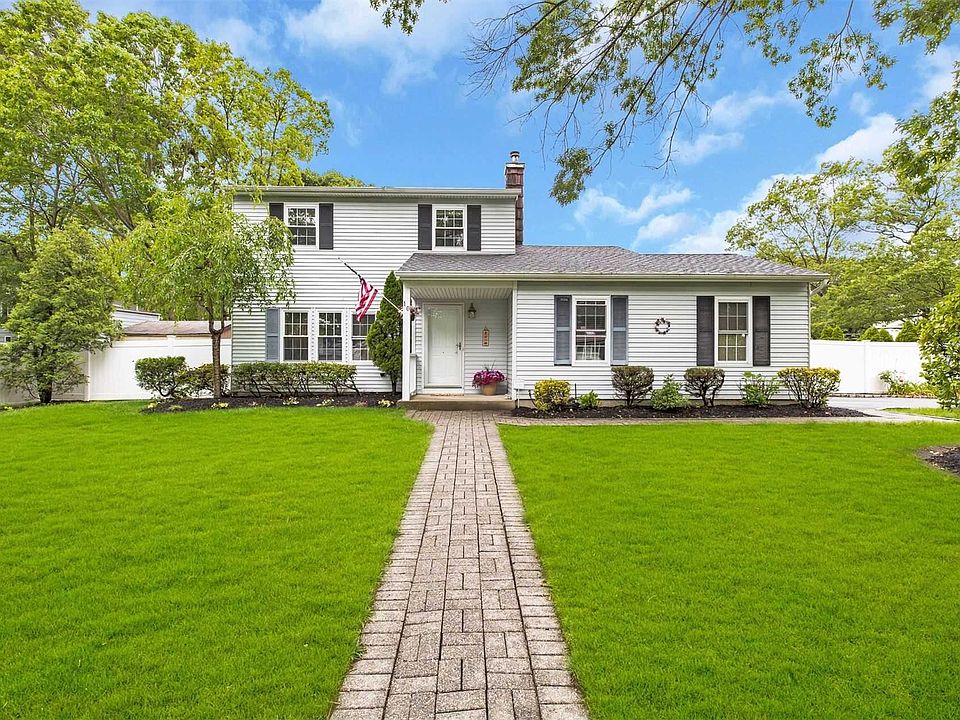 1st image of 10 Martha Ln