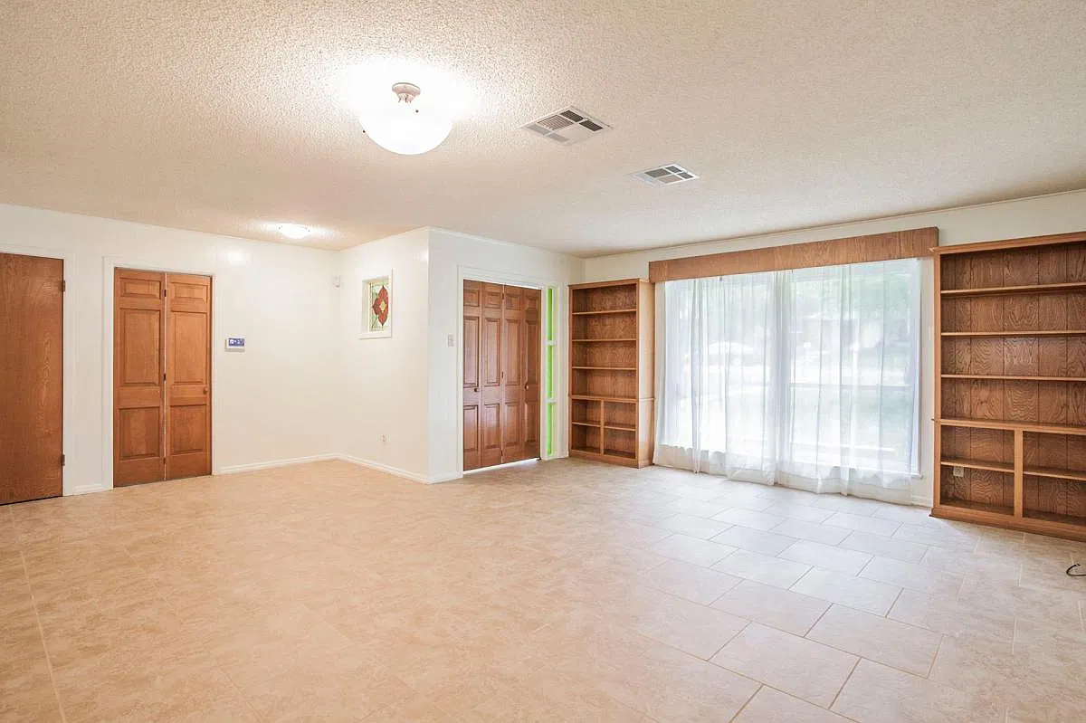 3 bed, $2,095 — Photo 2
