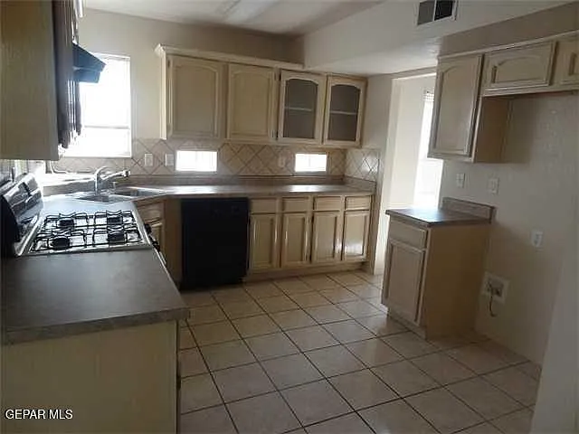 7481 Umbria Dr — Photo 17