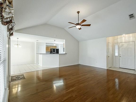 3rd image of 969 Valerie Dr