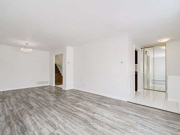 4th image of 376 Hansen Rd N