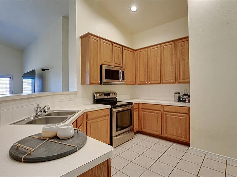 2624 Winterberry Ln — Photo 6