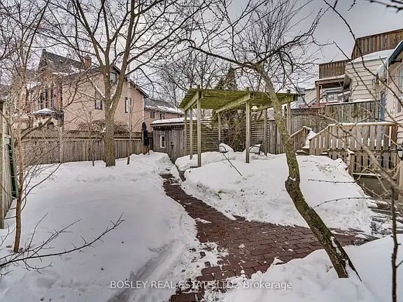 5th image of 215 Carlton St Unit 2