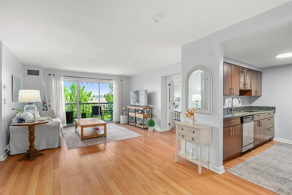 2 bed, 2.0 bath, 1090 sqft, $2,900 — Photo 2