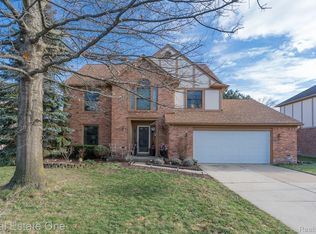 2933 Bywater Dr, Troy, MI 48085