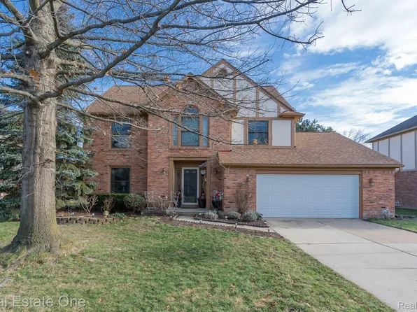 2933 Bywater Dr, Troy, MI 48085