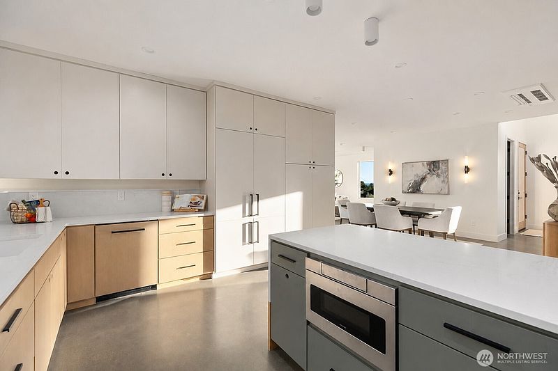 4th image of 18638 2nd Avenue SW