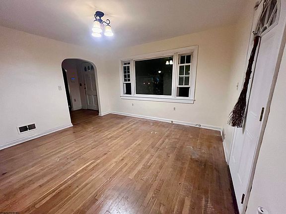 2nd image of 1519 Barry St