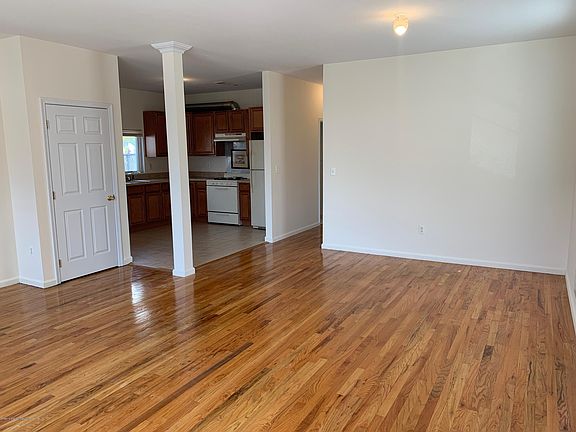 4th image of 15 Hunter Ave