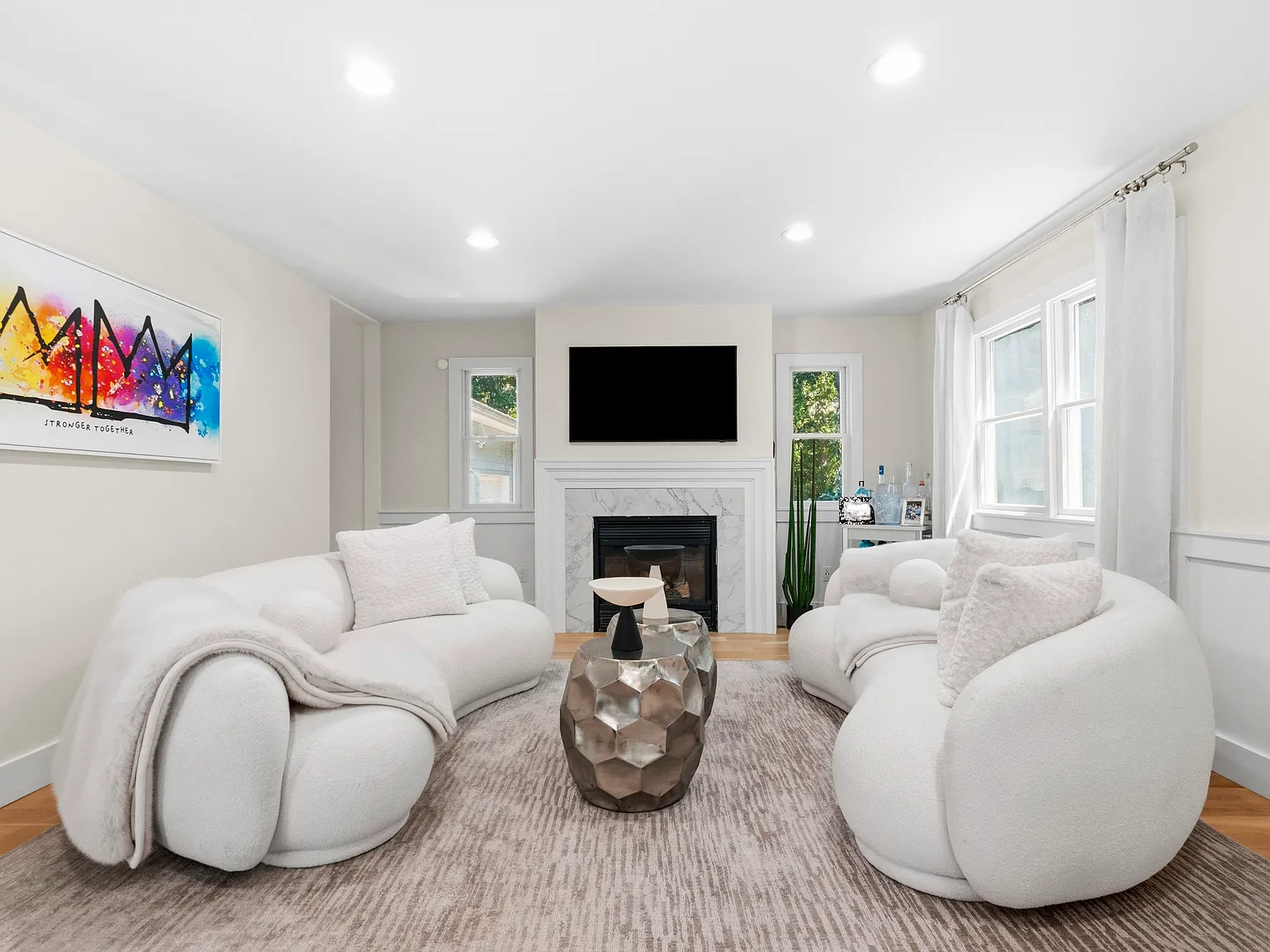 Renovated Retreat in the Heart of Water Mill — Photo 4