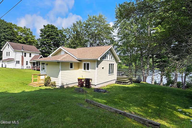 2nd image of 186 Lake Road