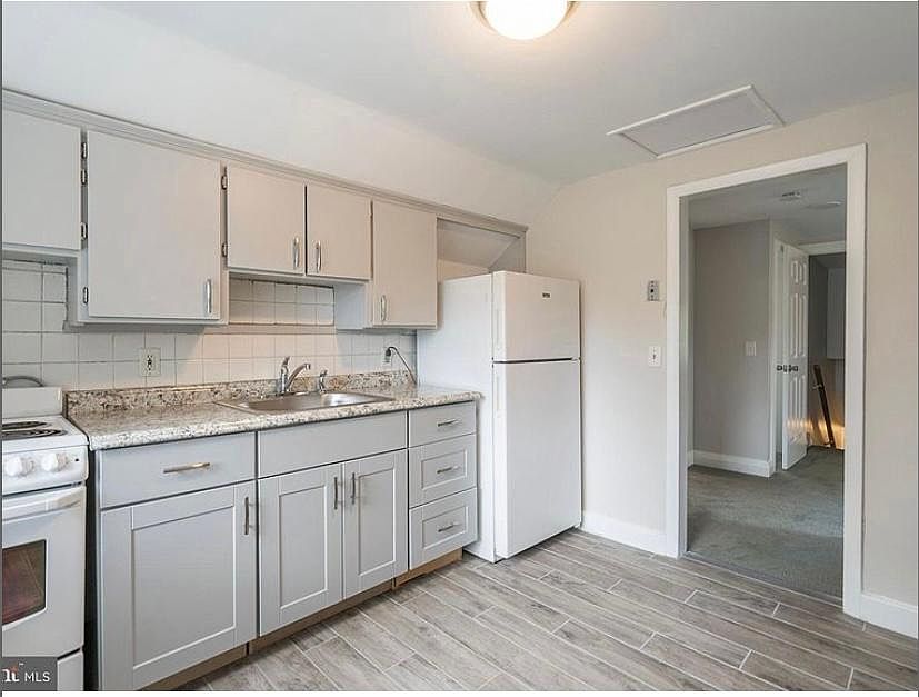 2nd image of 225 Park Ave Floor 1