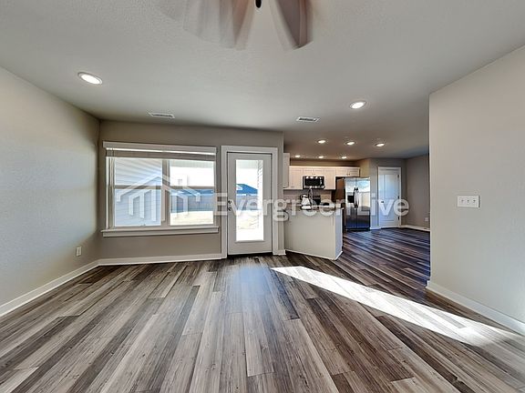 3rd image of 427 N Mojave St