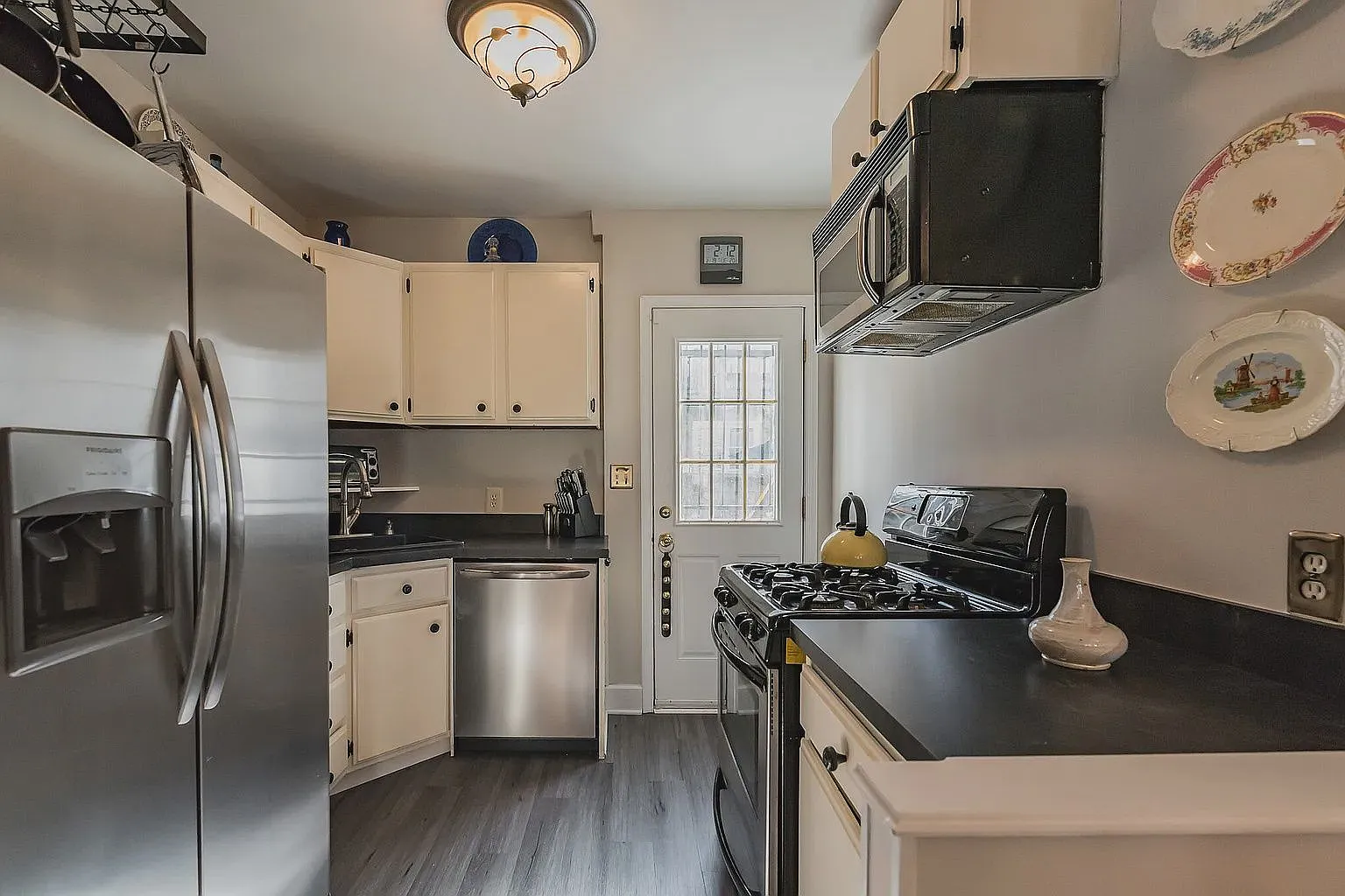 2 bed, 1.0 bath, 1004 sqft, $3,250 — Photo 4