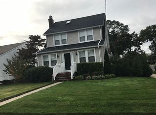 2 Mac Gregor Ave, Roslyn Heights, NY 11577