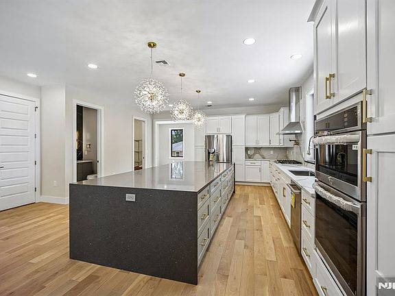 5th image of 33 Lincoln Ave