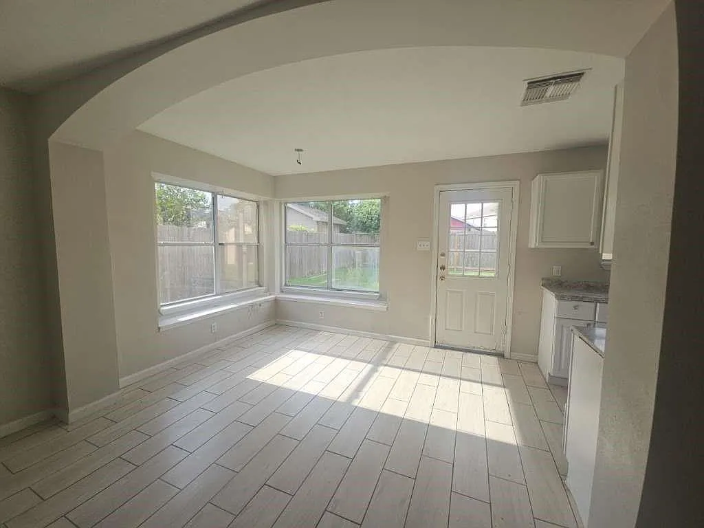 3 bed, 1.0 bath, 972 sqft, $2,099 — Photo 3