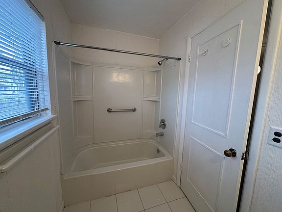 5th image of 762 Mentor Ave