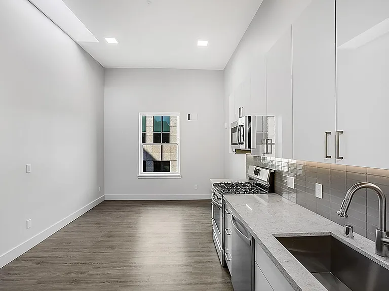 423 Terry Apartment — Photo 44