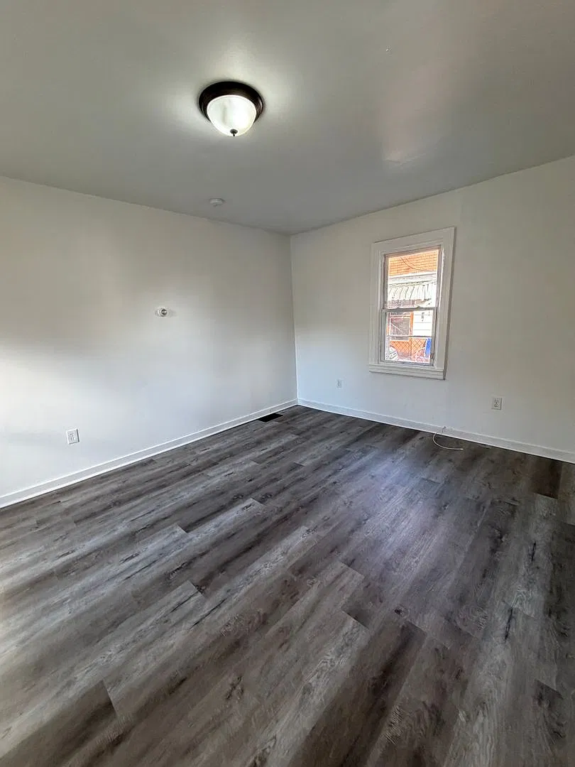 732 W 2nd St — Photo 3