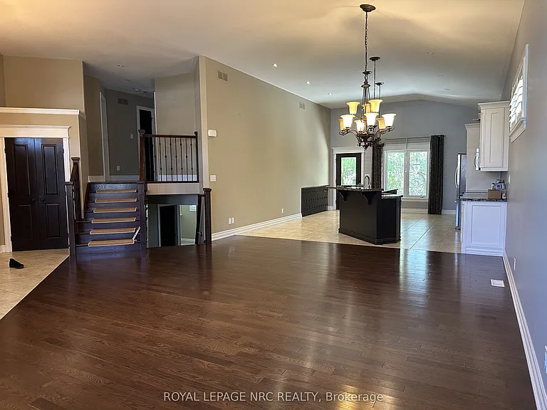 7 Sapphire Ct N — Photo 28