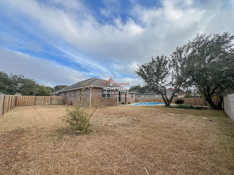 1467 W Shores Blvd — Photo 41