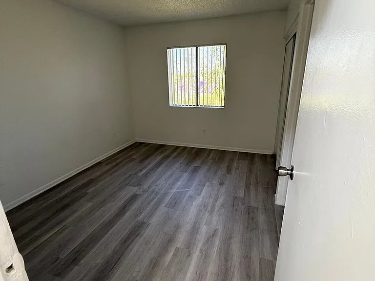 Desert Wind Apartments — Photo 10