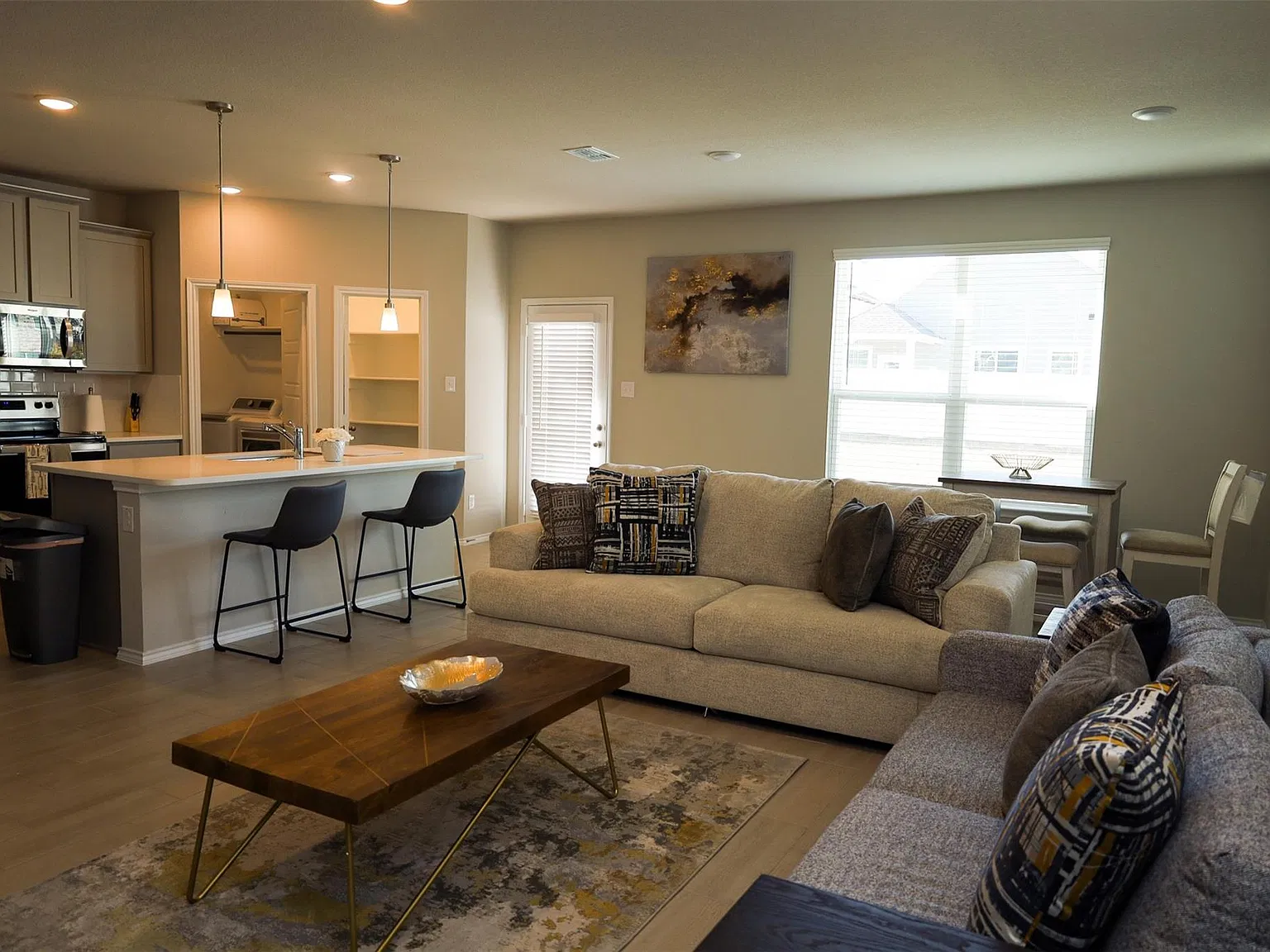 3 bed, 1461 sqft, $2,300 — Photo 4
