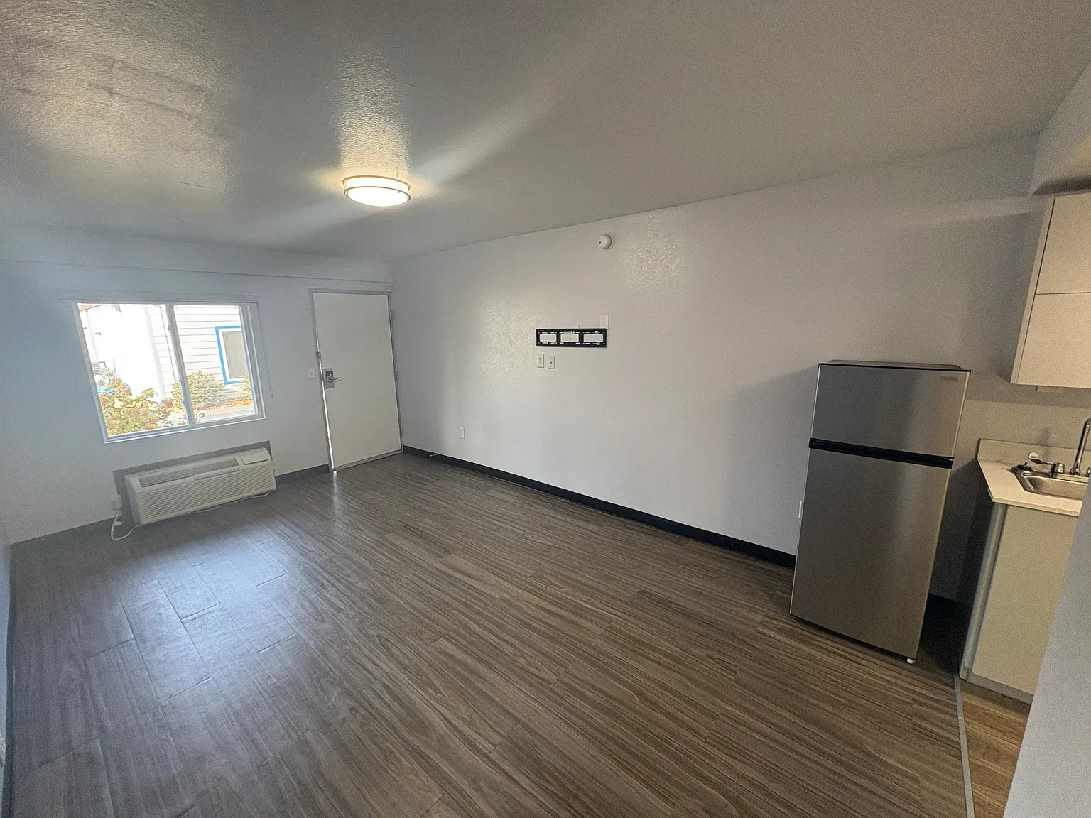 Studio, 300 sqft, $800 — Photo 3