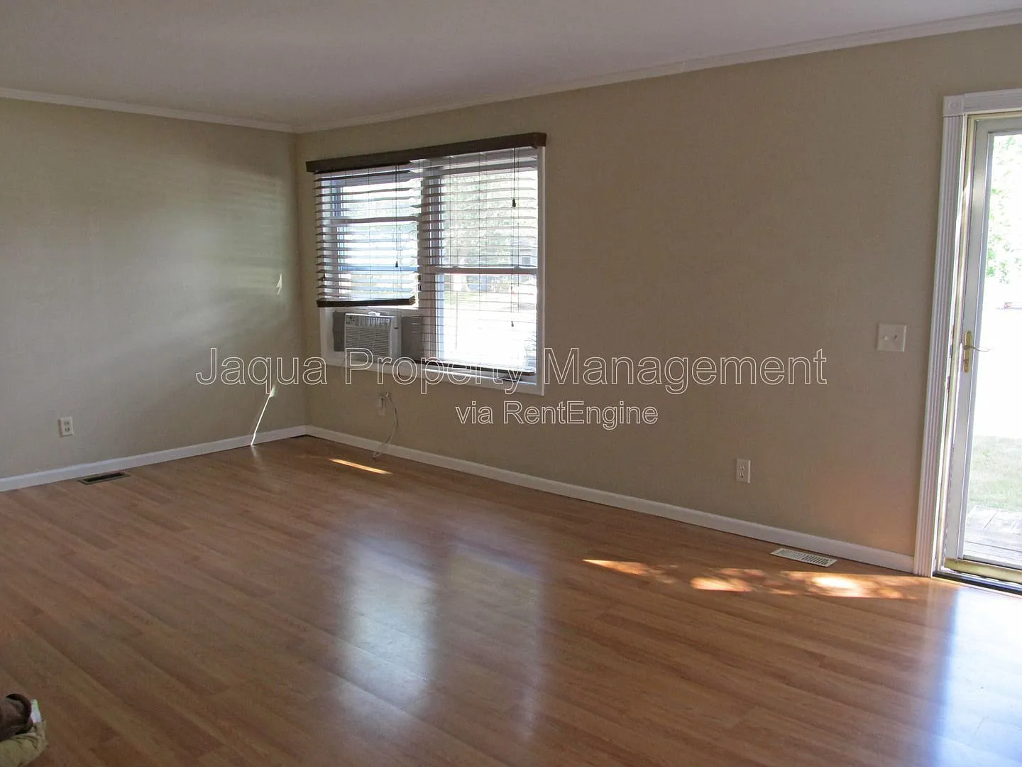 3 bed, 1.5 bath, 1304 sqft, $1,750 — Photo 3