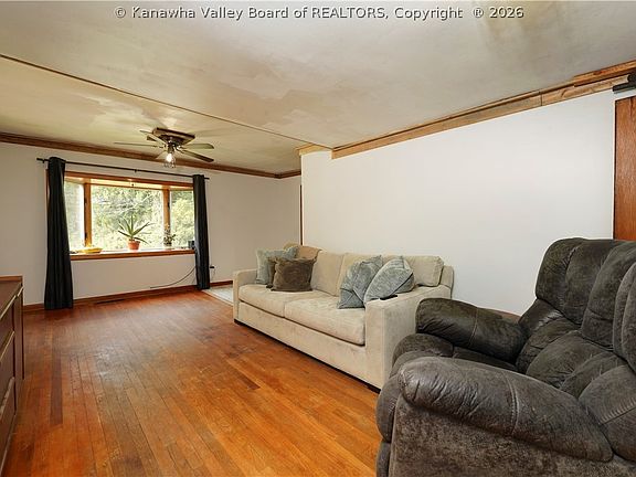 4th image of 76 Midway Dr