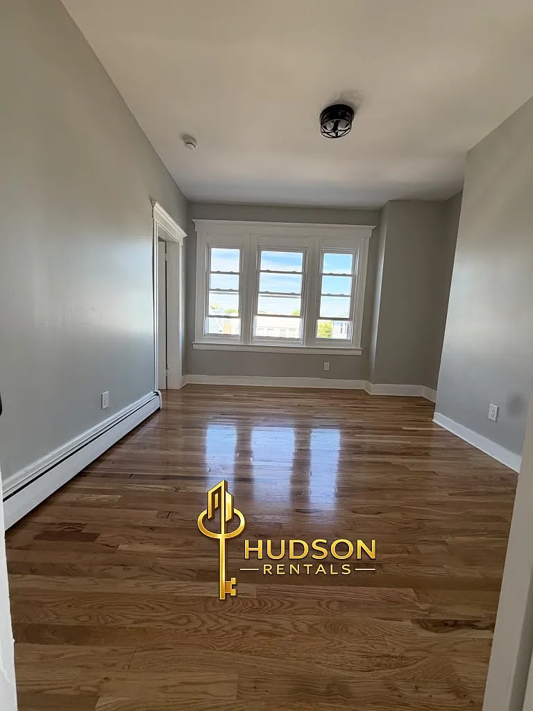 3 bed, 1000 sqft, $2,650 — Photo 4