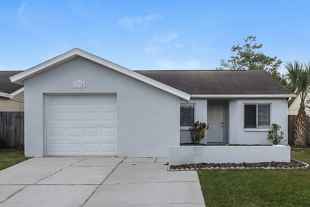 3 bed, 2.0 bath, 1238 sqft, $2,090 — Photo 1