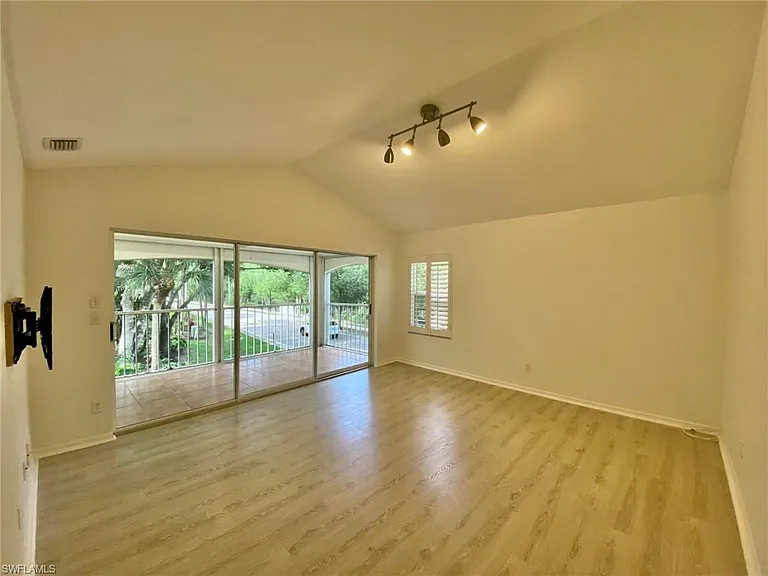 1096 Woodshire Ln #C212 — Photo 8
