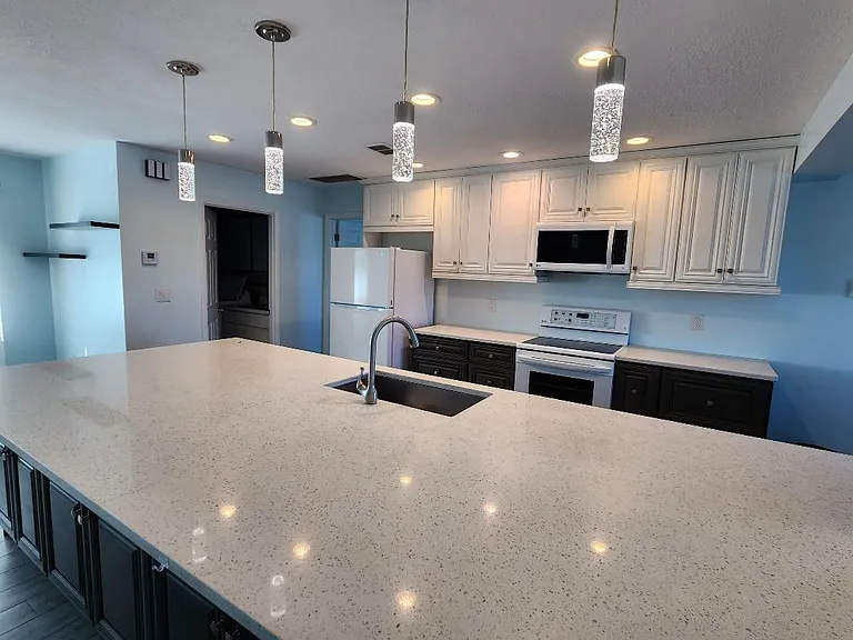 549 La Gorce Dr — Photo 15