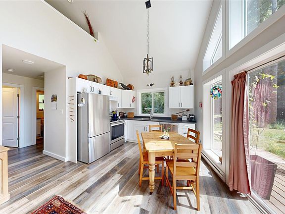 5th image of 883 Mary Rd