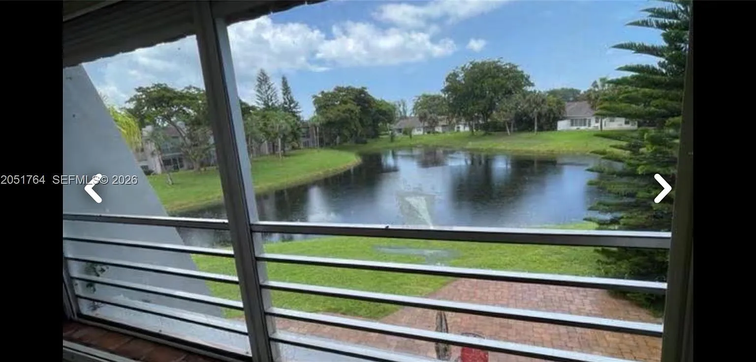 Lago Del Rey Condo — Photo 1