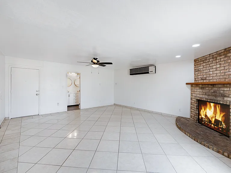 2056 W Des Moines Cir — Photo 19