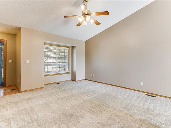 4th image of 320 S Peach Cir