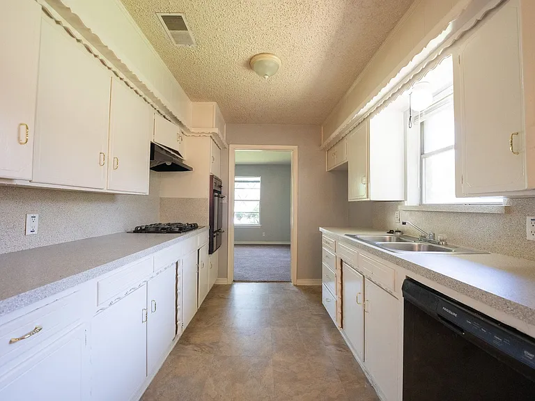 614 N Young Blvd — Photo 9