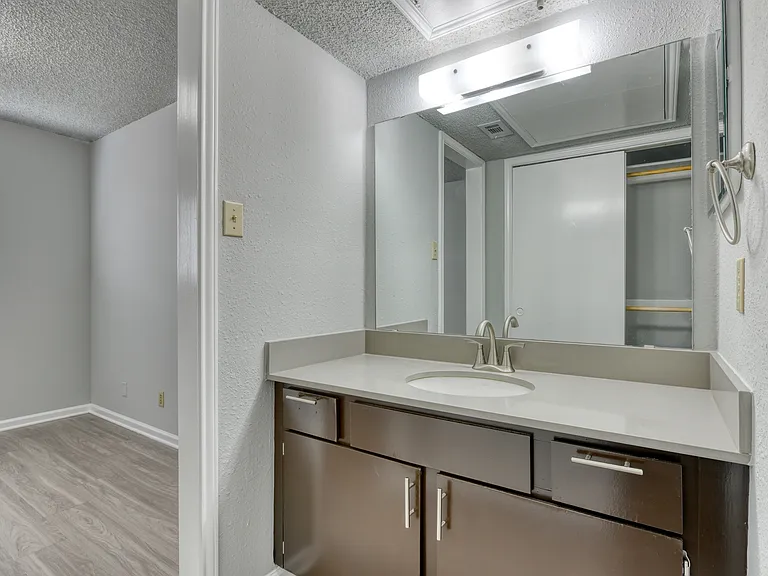 Army Boulevard Garden Apartments — Photo 6