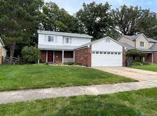 18125 Fox Pointe Dr, Clinton Township, MI